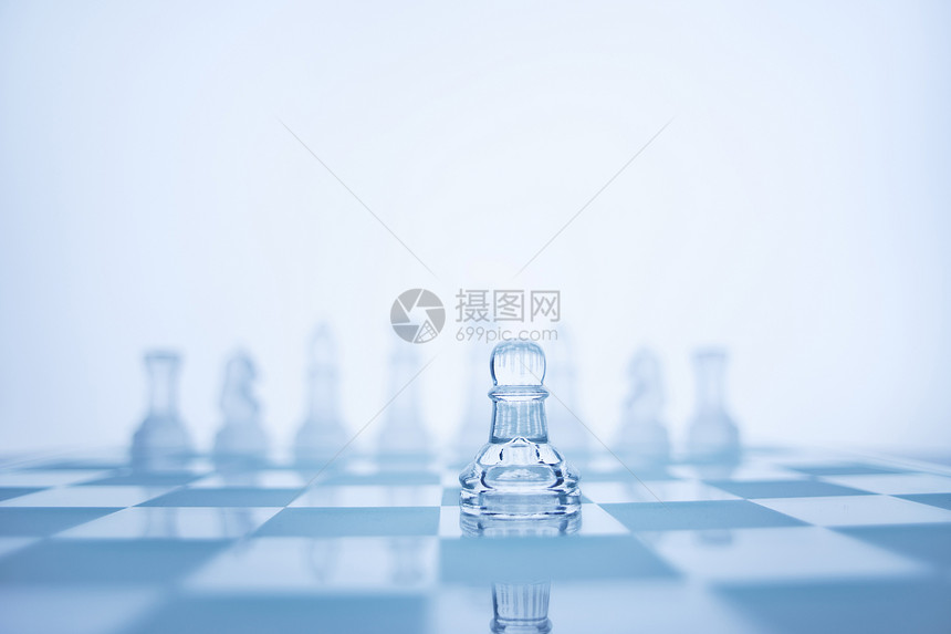 张棋子站同颜色国际象棋前的照片图片