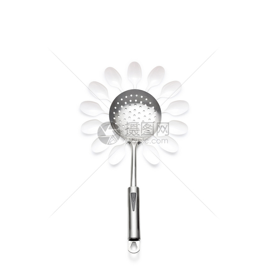 创意照片的穿孔勺子与塑料勺子形状的花白色背景图片