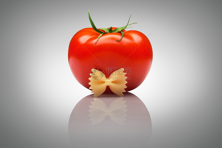 个很好的成熟番茄通心粉蝴蝶结领带图片