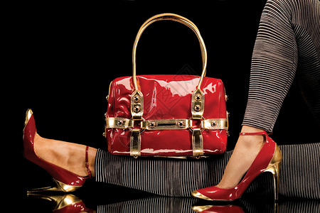 金带鞋素材个别致的红色手提包的特写,还感的女腿,穿着优雅的红色鞋子背景
