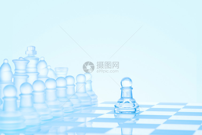 领导勇敢的只冰冷的冰霜的卒,站棋盘上的全套棋子上图片