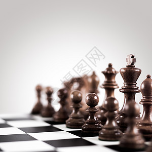 准备击败疟疾战略战术棋盘上的黑色木制棋子排成排准备比赛背景