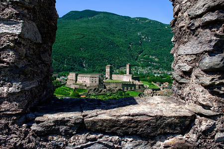 蒙特普林卡斯特雷格朗德由蒙特贝洛城堡的废墟石头,三个城堡的贝林佐纳,蒂奇诺,瑞士背景