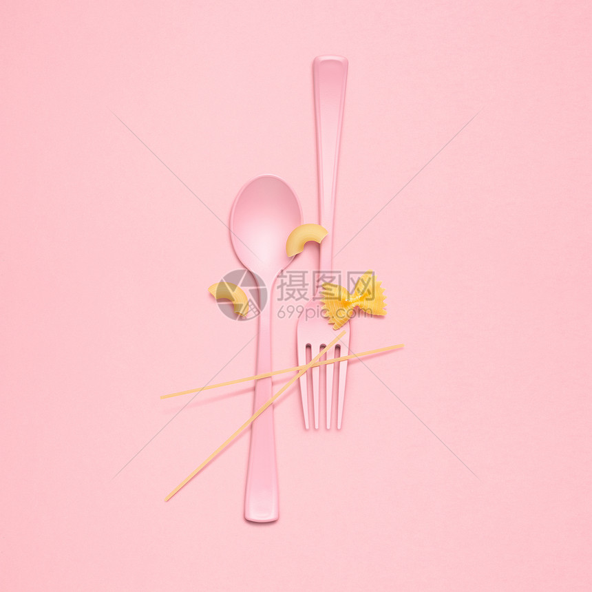 午餐时间用叉子勺子的创造的静物生粉供应图片