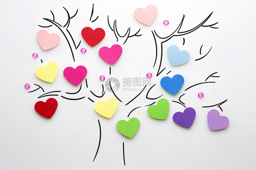 创意情人节照片的心树上的白色背景图片