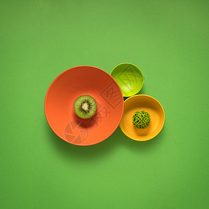 厨房用具的创意照片,绿色背景上画食物的盘子背景图片