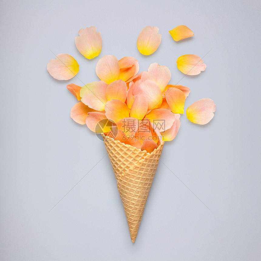 创造的静物冰淇淋华夫饼锥与玫瑰花瓣灰色背景图片