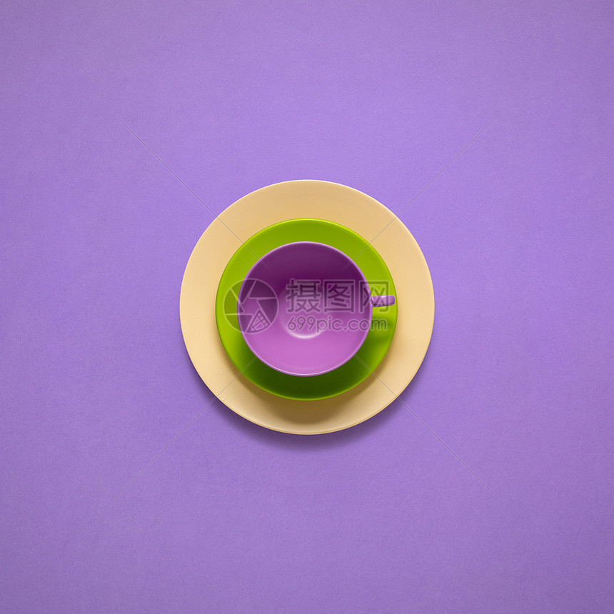 厨房用具的创意照片,紫色背景上画食物的盘子图片