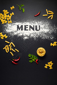 黑色背景意大利食配料菜单的创意照片图片