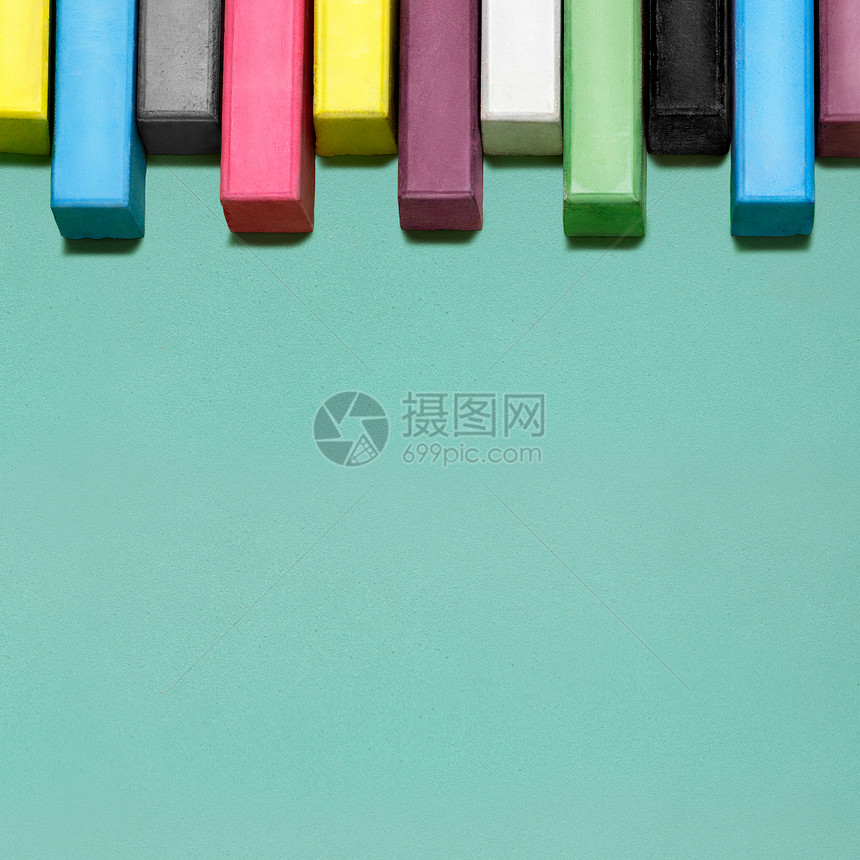 创造的静物五彩粉笔排列成排,就像钢琴键图片