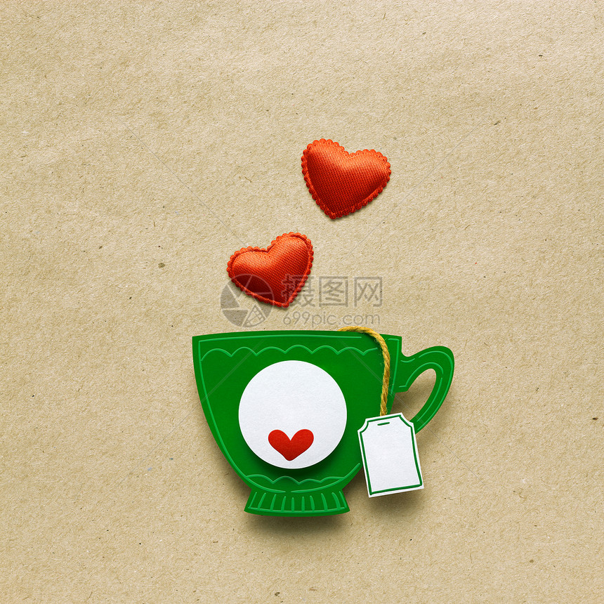 创意情人节照片的杯茶与心制成的纸张棕色背景图片