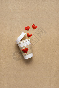 创意照片带走咖啡杯与心棕色背景图片