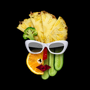 美味的艺术立体风格女脸的创意照片,太阳镜由水果蔬菜制成,黑色背景图片