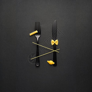 美味的意大利创造的静物照片叉子勺子与生意黑色背景图片