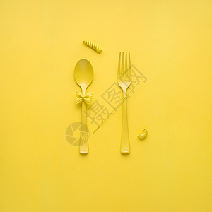 美味的意大利创造的静物照片叉子勺子与生意黄色背景图片