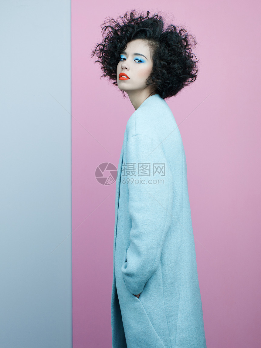 工作室时尚肖像美丽的亚洲妇女天蓝色的外套彩色粉彩背景时尚的外观书秋冬季节明媚的春天图片