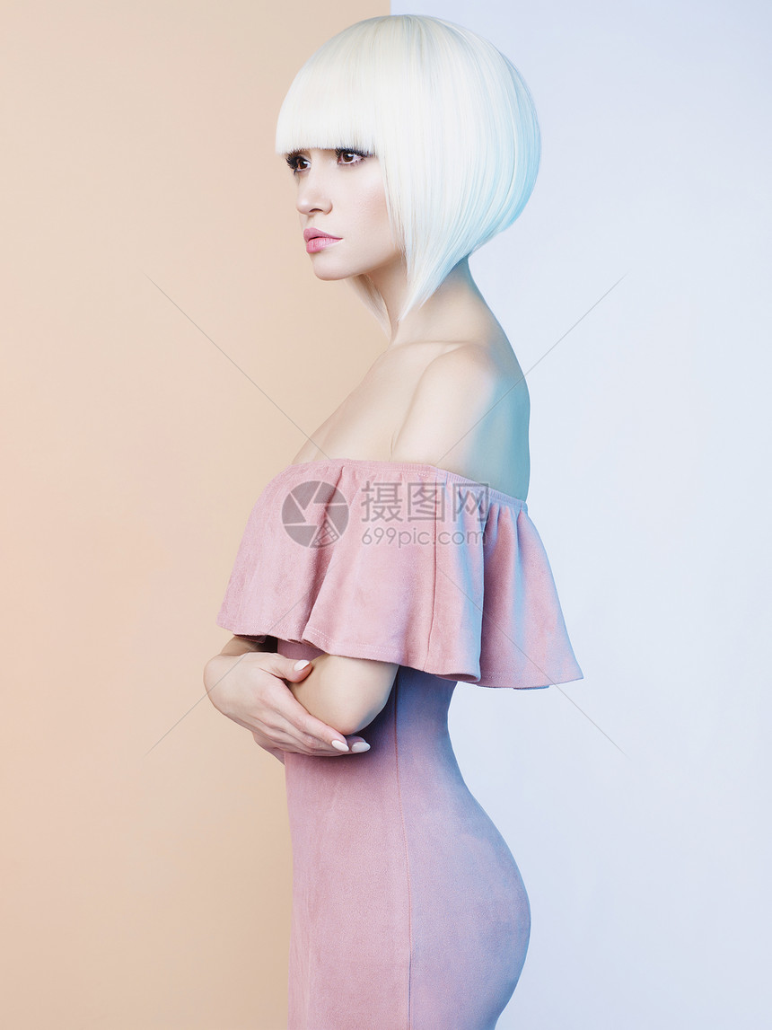 时尚艺术工作室肖像优雅的金发几何米色白色背景广告中的时尚风格图片