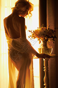 生活方式艺术照片美丽的感金发女郎与花窗口家庭内部美好的早晨图片