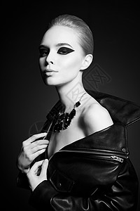 时尚工作室照片美丽时尚的女人与明亮的化妆皮夹克时尚箭头形状滚风格背景图片