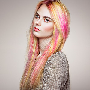 美丽的时尚模特女孩,五颜六色的染发化妆发型完美的女孩完美健康染发的模特彩虹发型背景图片