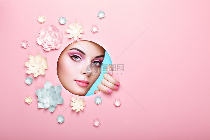 美丽轻女人的美肖像张春粉化妆的女孩的脸美丽时尚模特女人完美的皮肤粉红色背景上的纸花图片