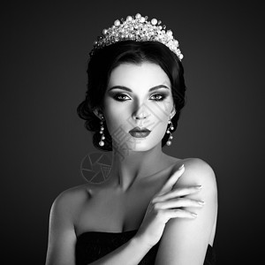 黑色皇冠素材头戴皇冠的美丽女人的时尚肖像优雅的发型完美的化妆珠宝红嘴唇黑白照片背景