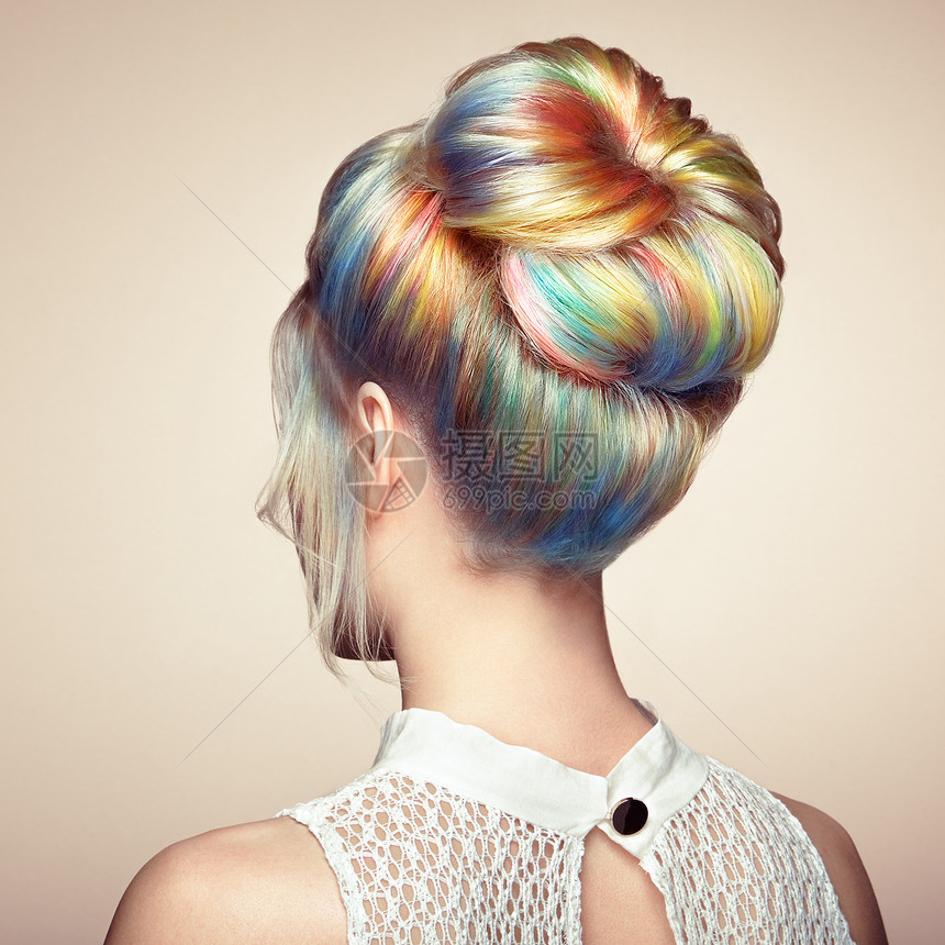 美丽的时尚模特女孩,五颜六色的染发发型完美的女孩完美健康染发的模特彩虹发型图片