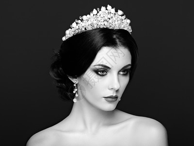 珍珠皇冠头戴皇冠的美丽女人的时尚肖像优雅的发型完美的化妆珠宝红嘴唇黑白照片背景