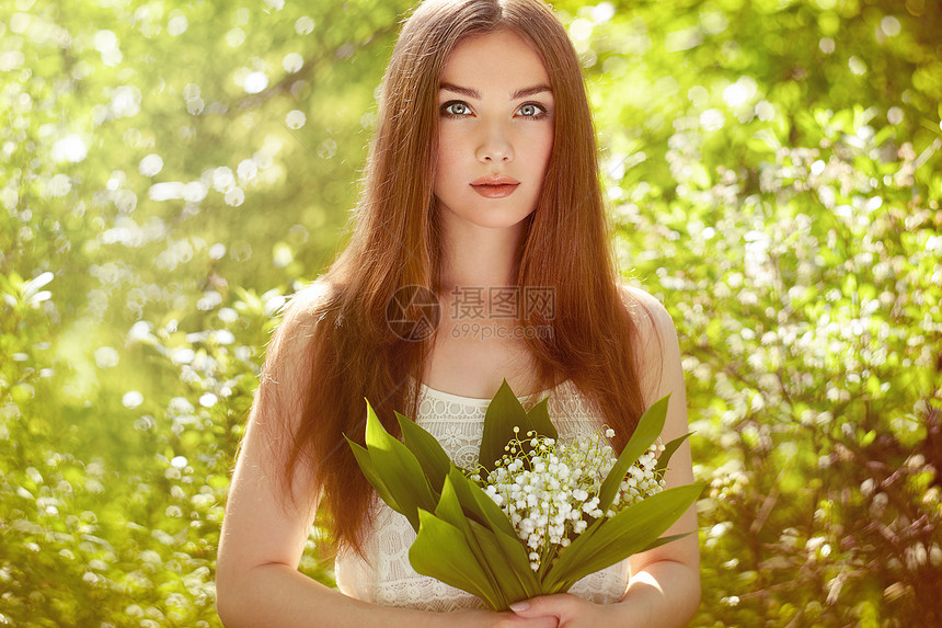 美丽的轻女子与百合花的山谷肖像美丽的轻女子与百合花的山谷肖像关于自然的女孩春天的花朵时尚美图片