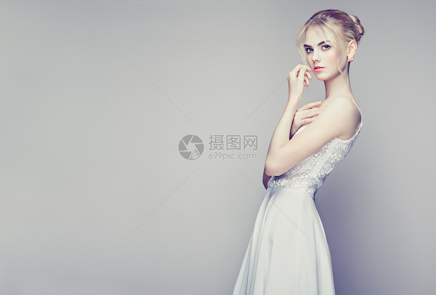 金发美女的时尚肖像金发美女的时尚肖像白色背景上穿着白色连衣裙的女孩图片