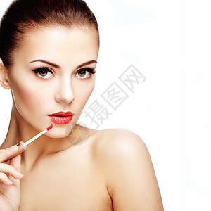 美丽的轻女人用口红涂嘴唇完美的化妆美容时尚完美的皮肤图片