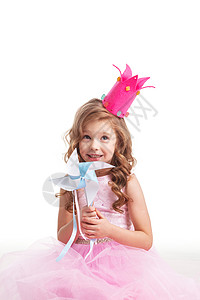 带风车的公主女孩美丽的糖果公主女孩戴着皇冠,抱着风车,微笑着图片