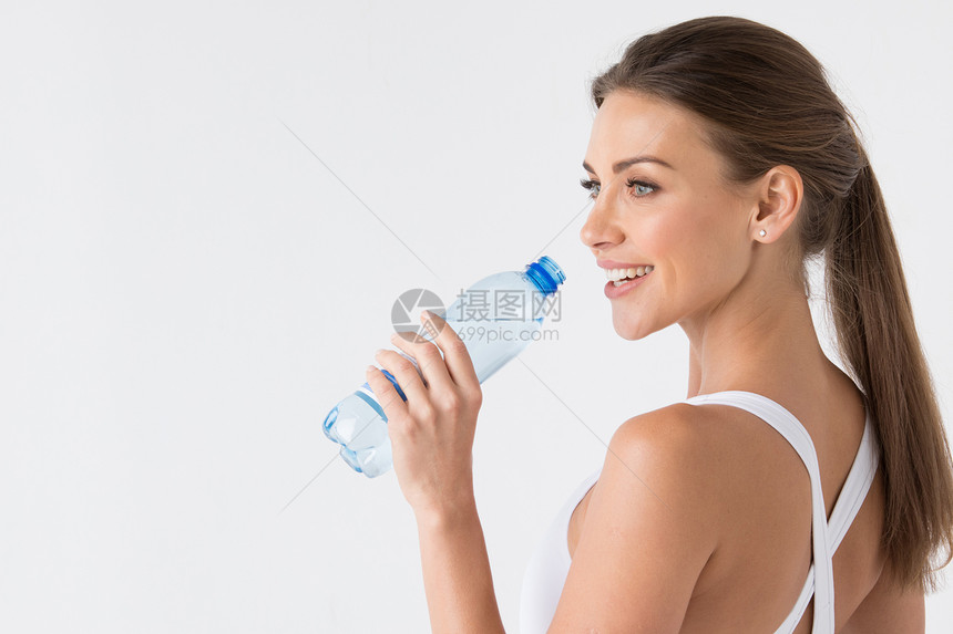 瓶水的女人轻漂亮的女人锻炼后喝水图片