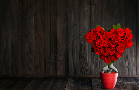 心形玫瑰木制背景上树上的心形红玫瑰背景图片