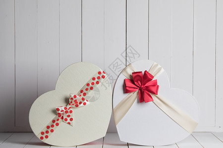 情人节礼品盒心形情人节礼品盒白色木制背景图片