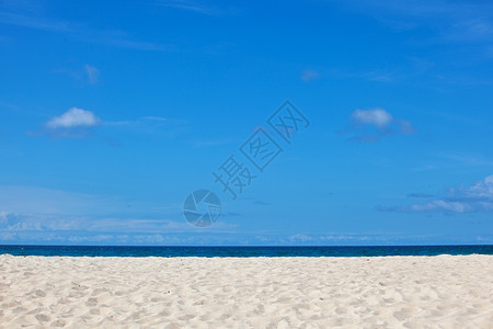 海滩大海白色的沙滩蓝天下的大海图片