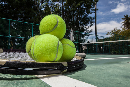 网球球拍球场上网球网球拍室外网球场图片