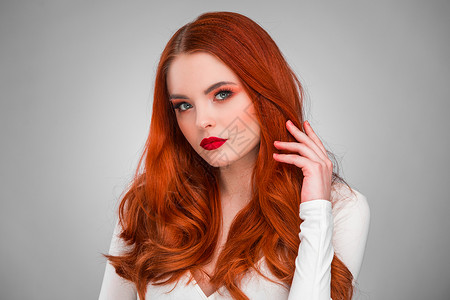 漂亮的红头发女孩华丽的红头发女孩波浪发型美容工作室肖像图片