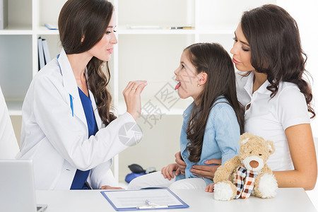 医生检查孩子的喉咙小女孩她母亲儿科医生办公室医生检查孩子的喉咙图片