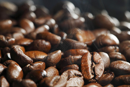 热烤咖啡豆蒸汽图片