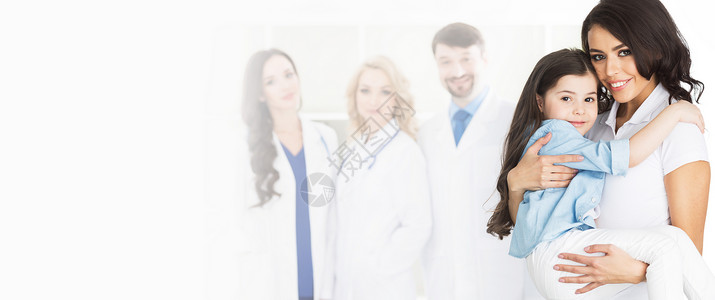 母亲,女儿医生队母亲双手抱着女儿,医生队背景上,隔离白色上图片