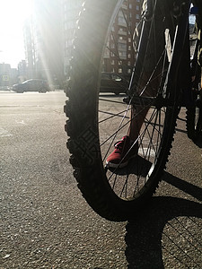 沥青男腿上前自行车轮自行车轮自行车轮图片