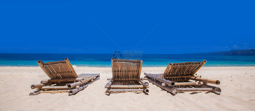 热带海滩上的椅子菲律宾白色沙滩上放松沙发椅图片