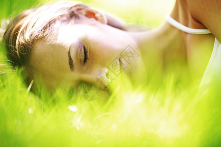 女人睡绿色的草地上女人睡草地上图片