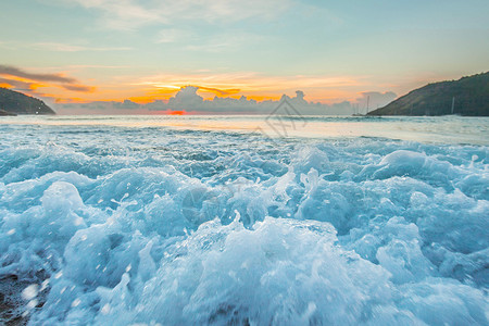 日落时汹涌的波浪日落时海滩上汹涌的海浪的特写,热带景观图片