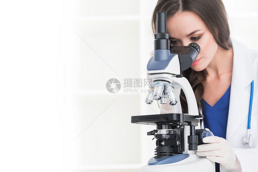 带显微镜的女科学家显微镜实验室工作的女科学家图片
