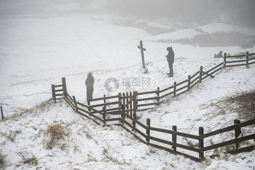 令人惊叹的冬季景观形象周围的mamtor农村英国的高峰地区,公众雪地里玩耍图片