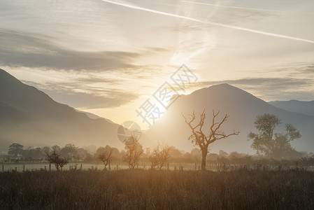 熔解美丽的冬季雾日出乡村周围的Crummock水英格兰湖区背景