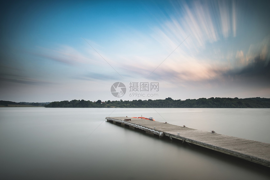 美丽的景观形象日落的休闲船停泊码头湖夏天的天图片