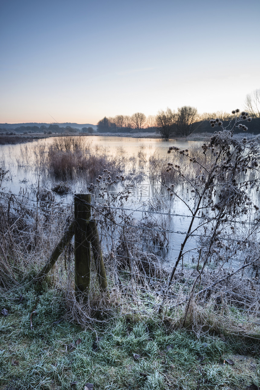 美丽的英国乡村湖泊形象与霜冻冰湖冬季日出图片